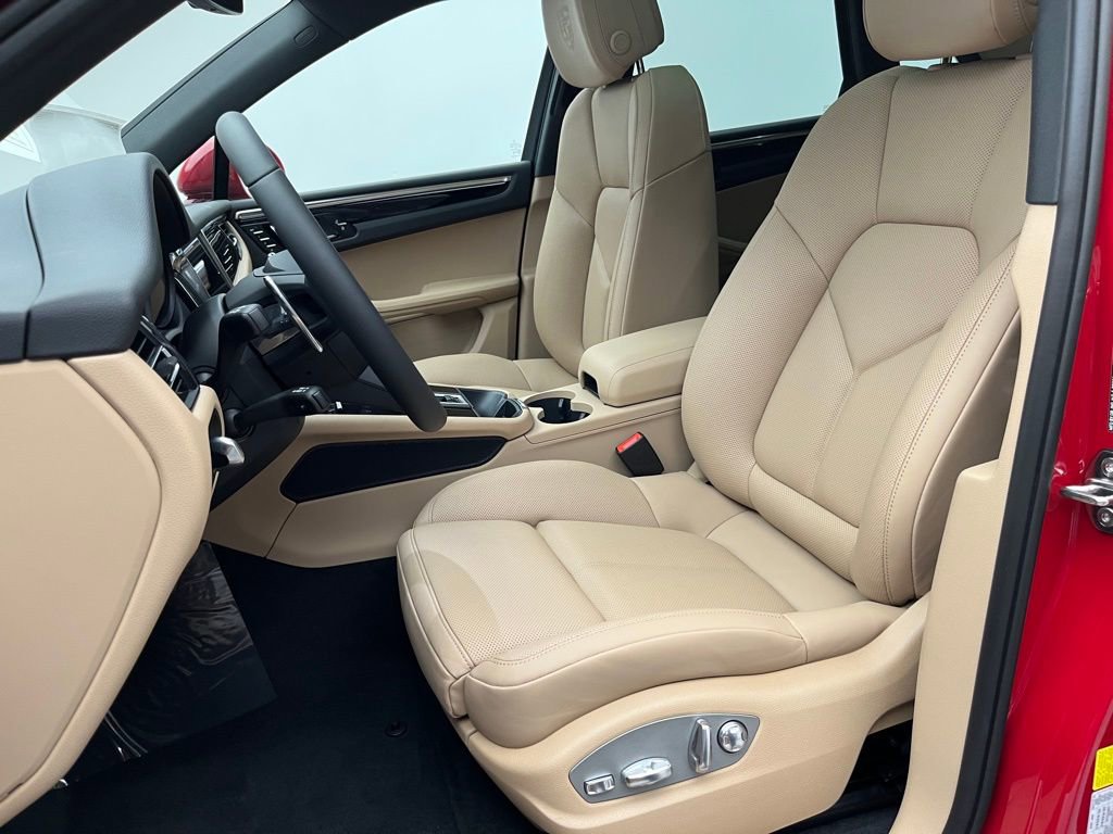 Certified 2025 Porsche Macan image 5
