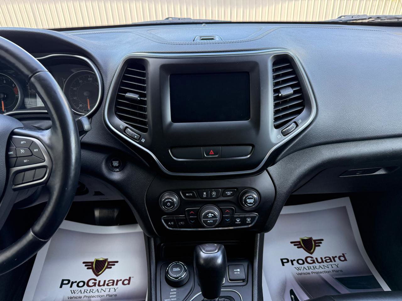 Used 2019 Jeep Cherokee Latitude Plus w/ Comfort/Convenience Group AWD/4WD image 19