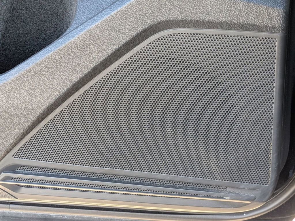 Used 2019 Volkswagen Tiguan SE w/ Panoramic Sunroof Package image 16