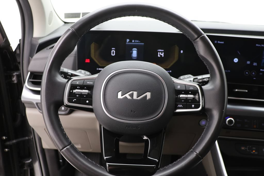 Used 2025 Kia Carnival FWD image 16
