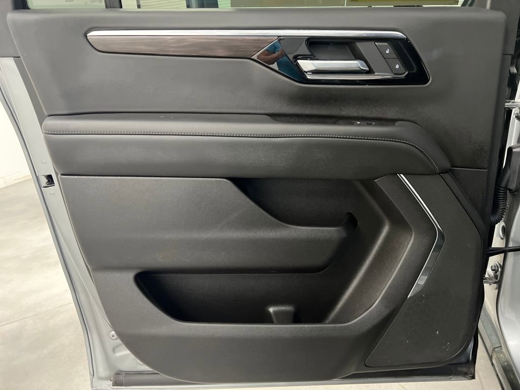 Used 2025 Chevrolet Suburban Z71 image 15