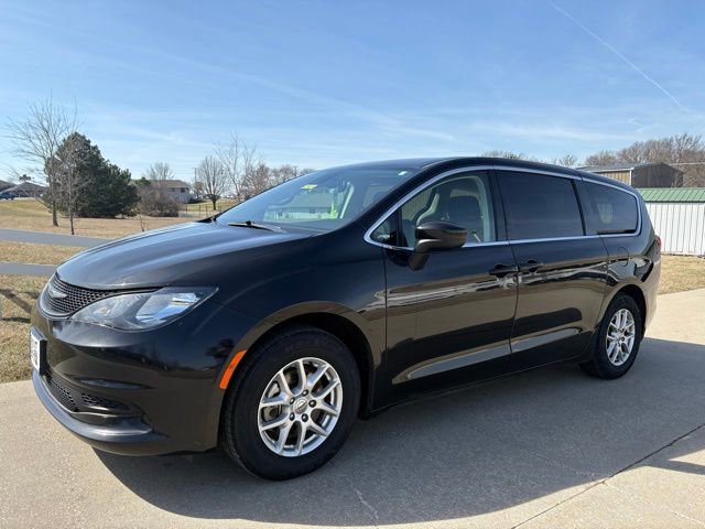 Used 2023 Chrysler Voyager LX image 1
