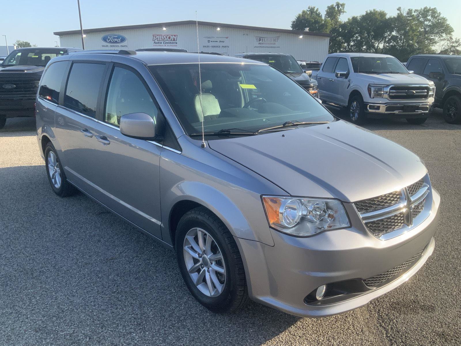 Used 2019 Dodge Grand Caravan SXT FWD image 2