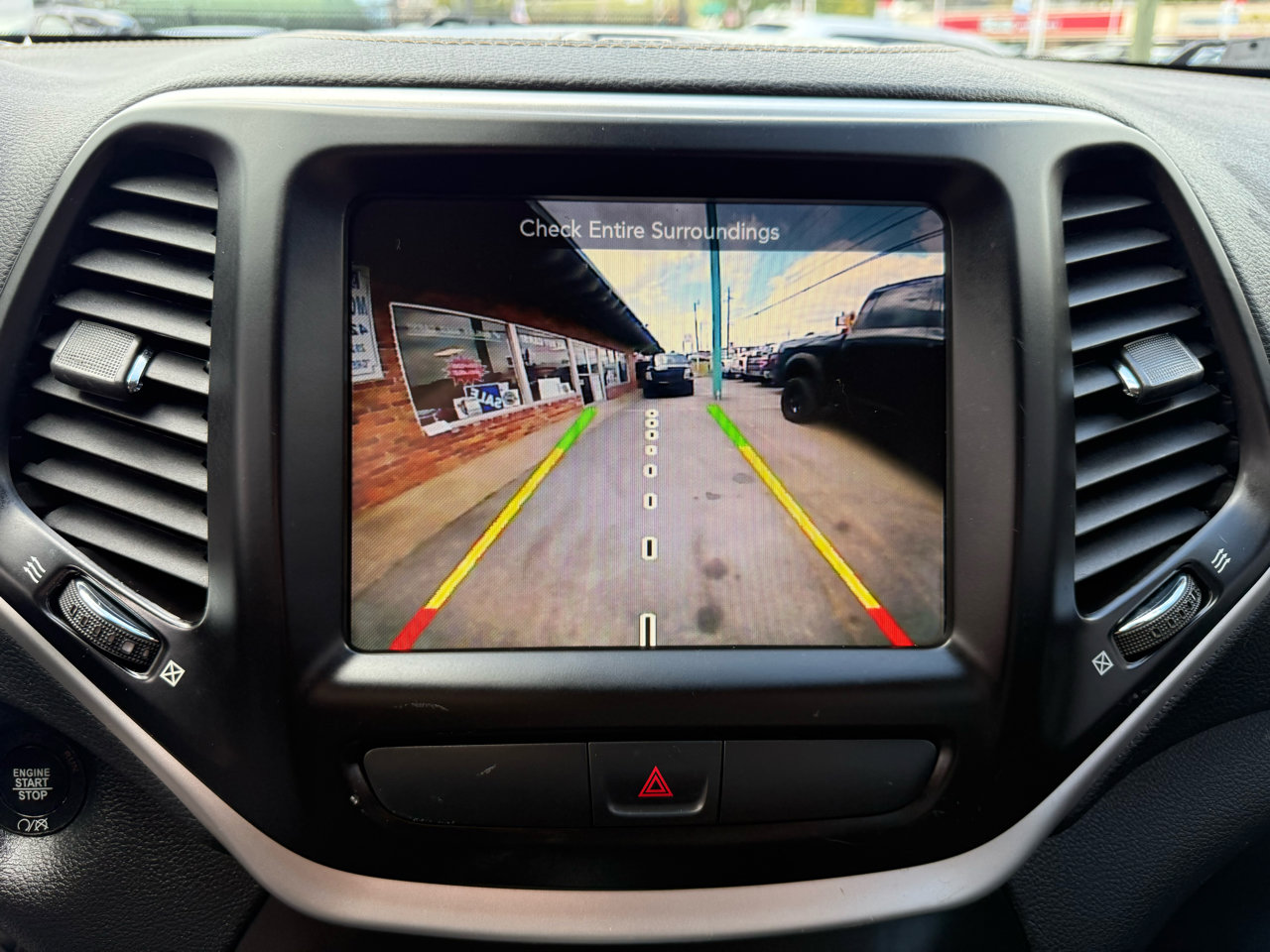 Used 2018 Jeep Cherokee Latitude Plus w/ Comfort/Convenience Group image 10