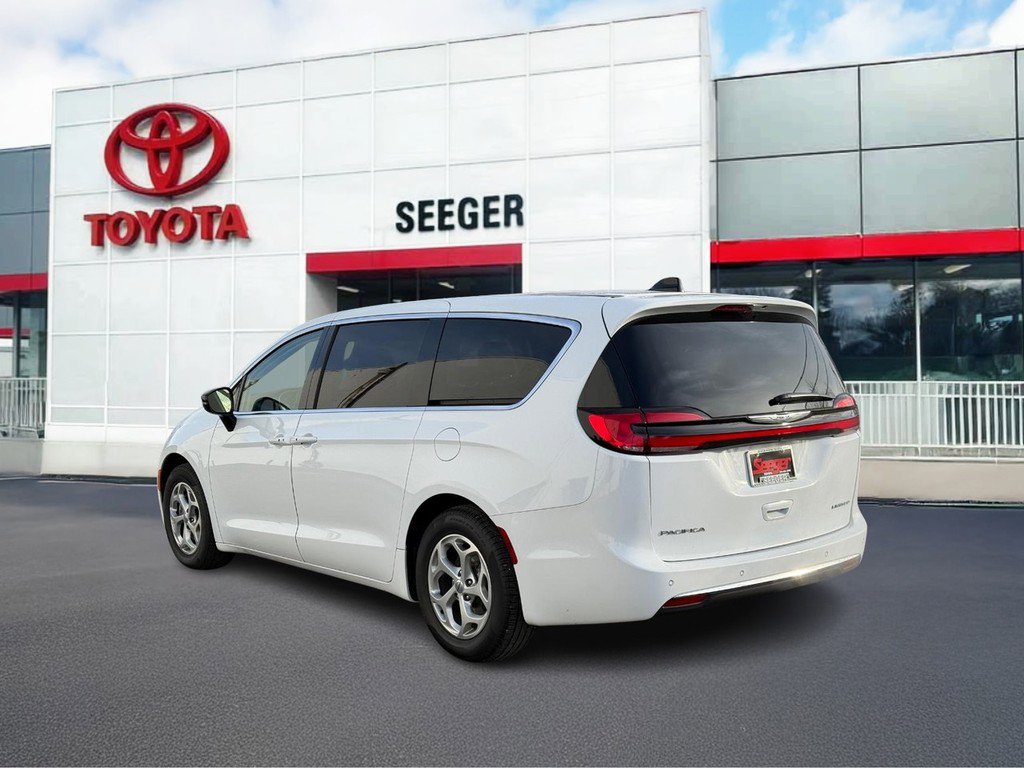 Used 2024 Chrysler Pacifica Limited w/ Uconnect Theater Family Group image 7