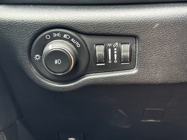 Certified 2025 Chrysler Pacifica Select FWD image 24