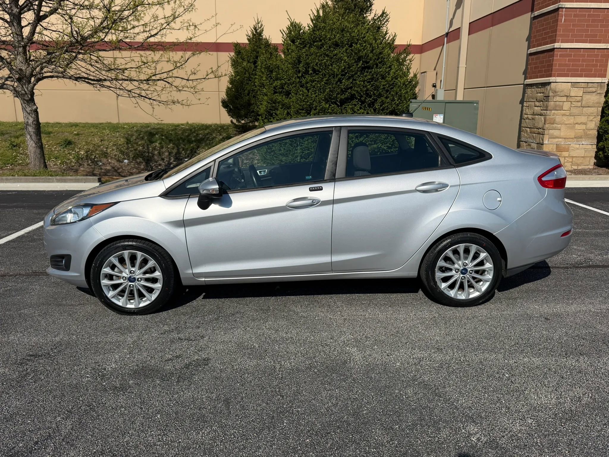 Used 2014 Ford Fiesta SE w/ Equipment Group 201A image 2