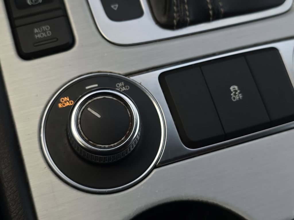 Used 2017 Volkswagen Touareg Wolfsburg Edition image 23