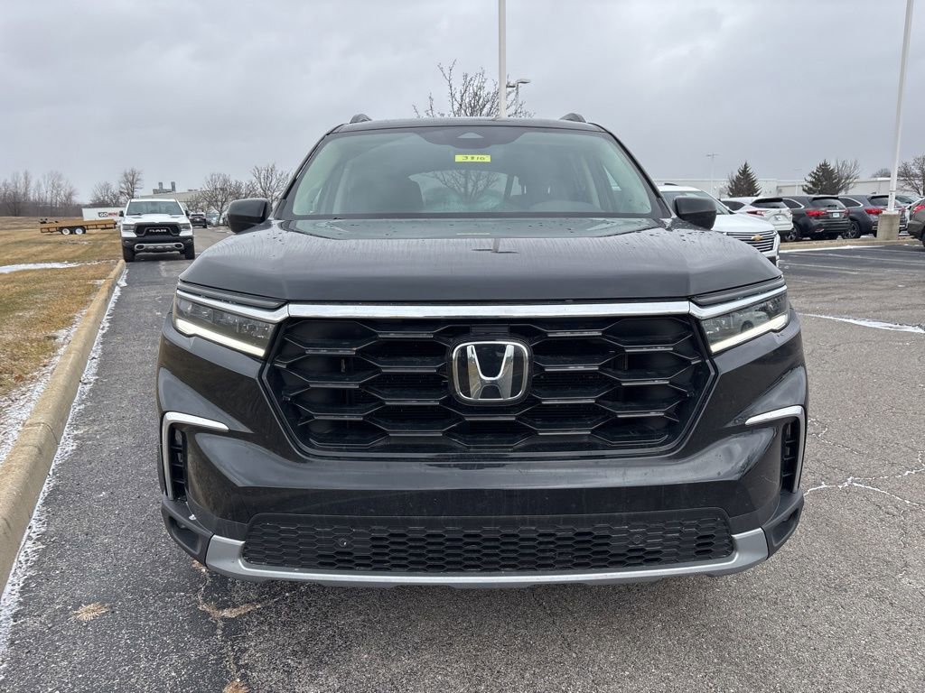 Used 2025 Honda Pilot Touring image 2