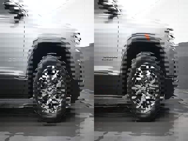 Used 2023 GMC Acadia SLE image 10