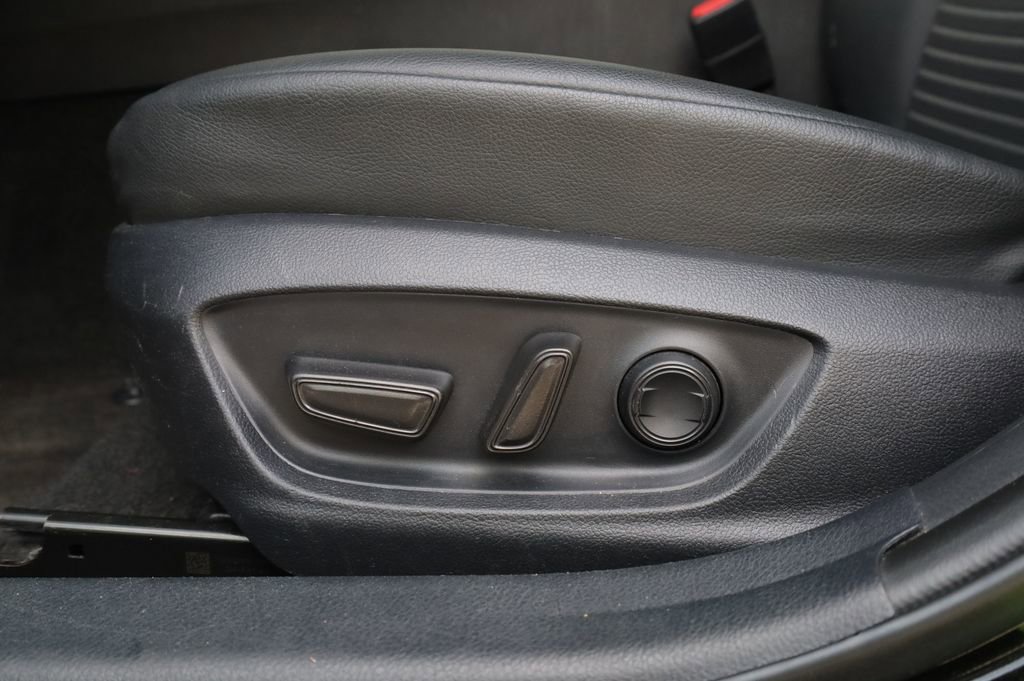 Used 2023 Toyota Camry SE image 7