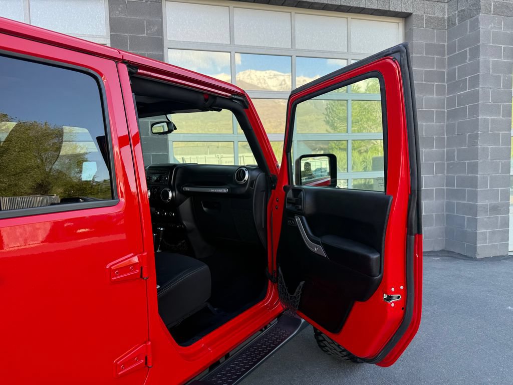 Used 2018 Jeep Wrangler Unlimited Sahara w/ Max Tow Package AWD/4WD image 19