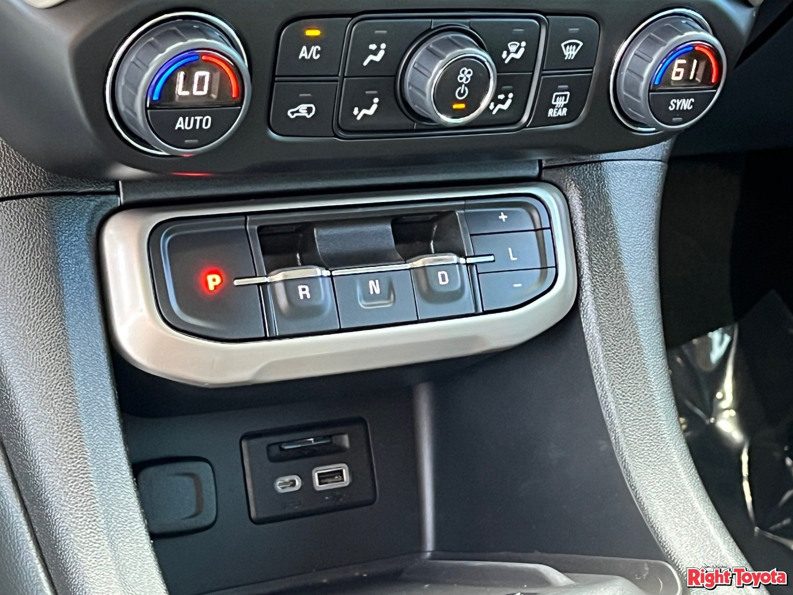 Used 2023 GMC Acadia Denali w/ Denali Ultimate Package FWD image 29