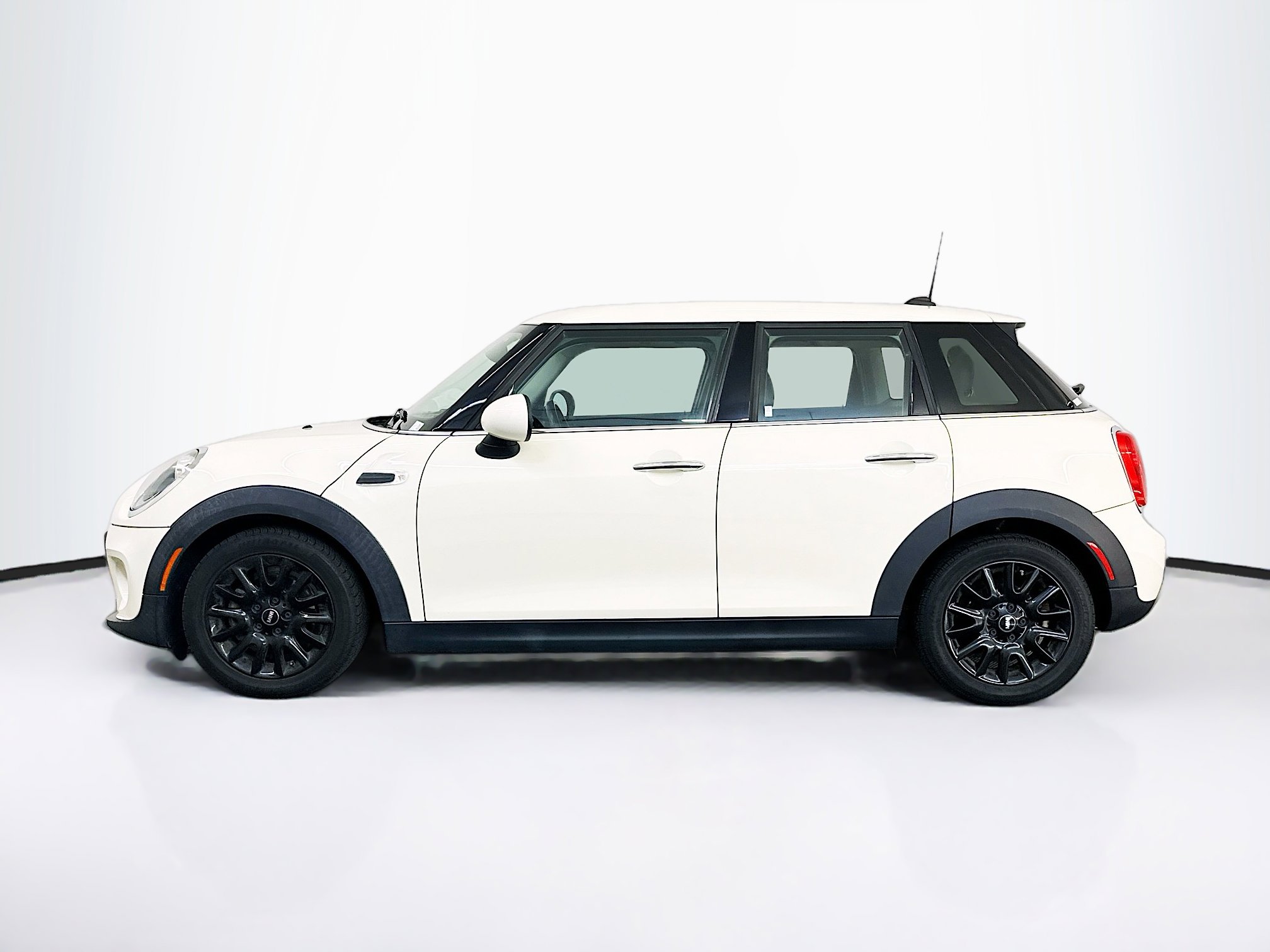 Used 2018 MINI Cooper 4-Door Hardtop image 4