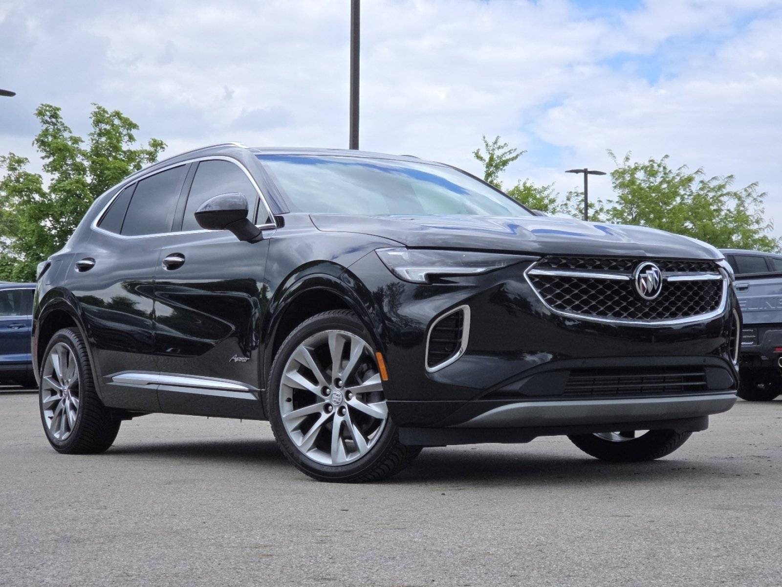 Used 2022 Buick Envision Avenir w/ Technology Package II AWD/4WD image 2
