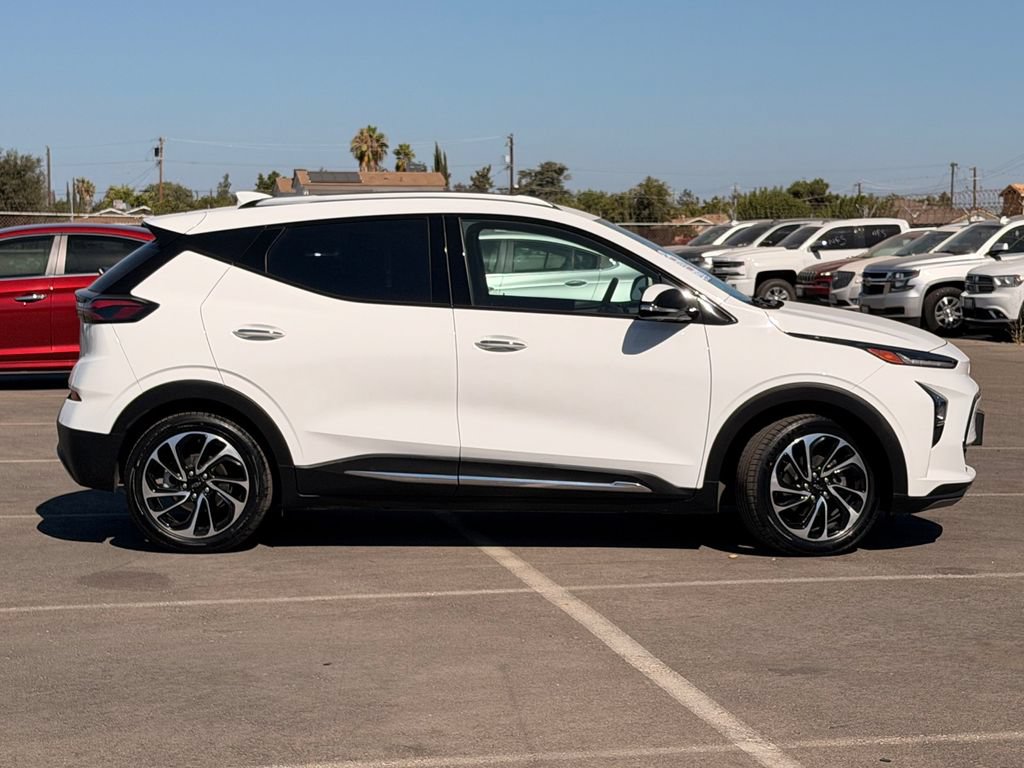 Used 2022 Chevrolet Bolt EUV Premier w/ Sun & Sound Package FWD image 4