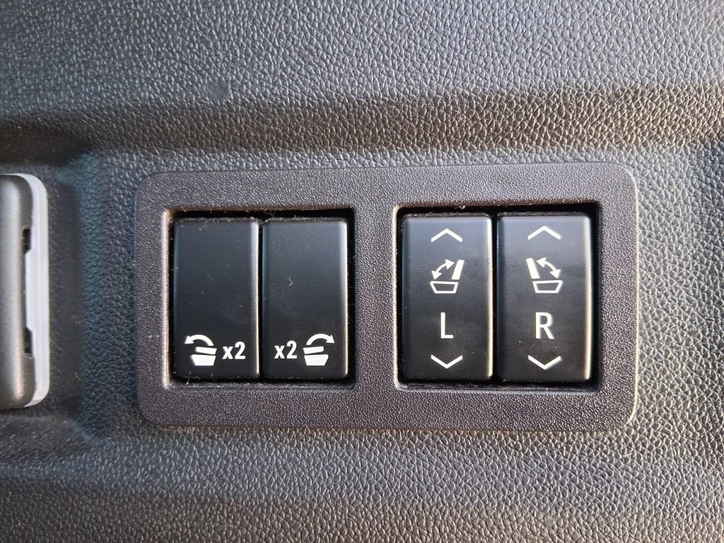 Used 2023 GMC Yukon Denali RWD image 7