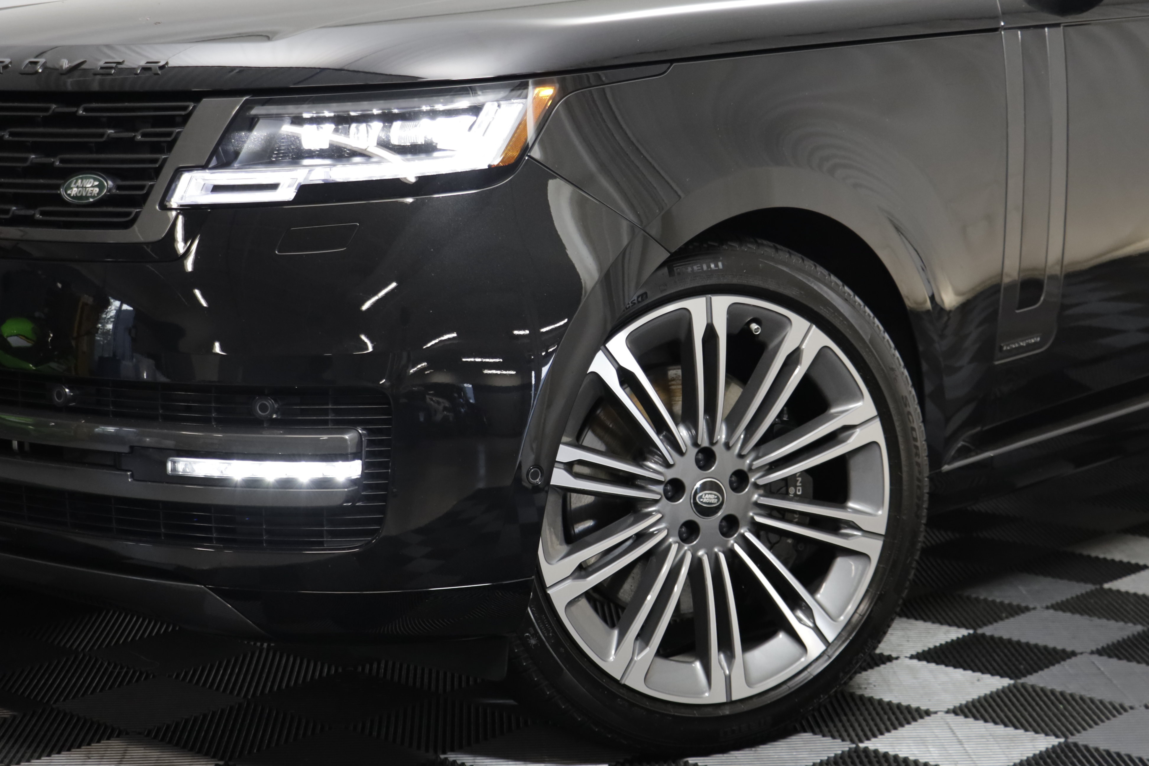 Used 2025 Land Rover Range Rover Autobiography AWD/4WD image 3