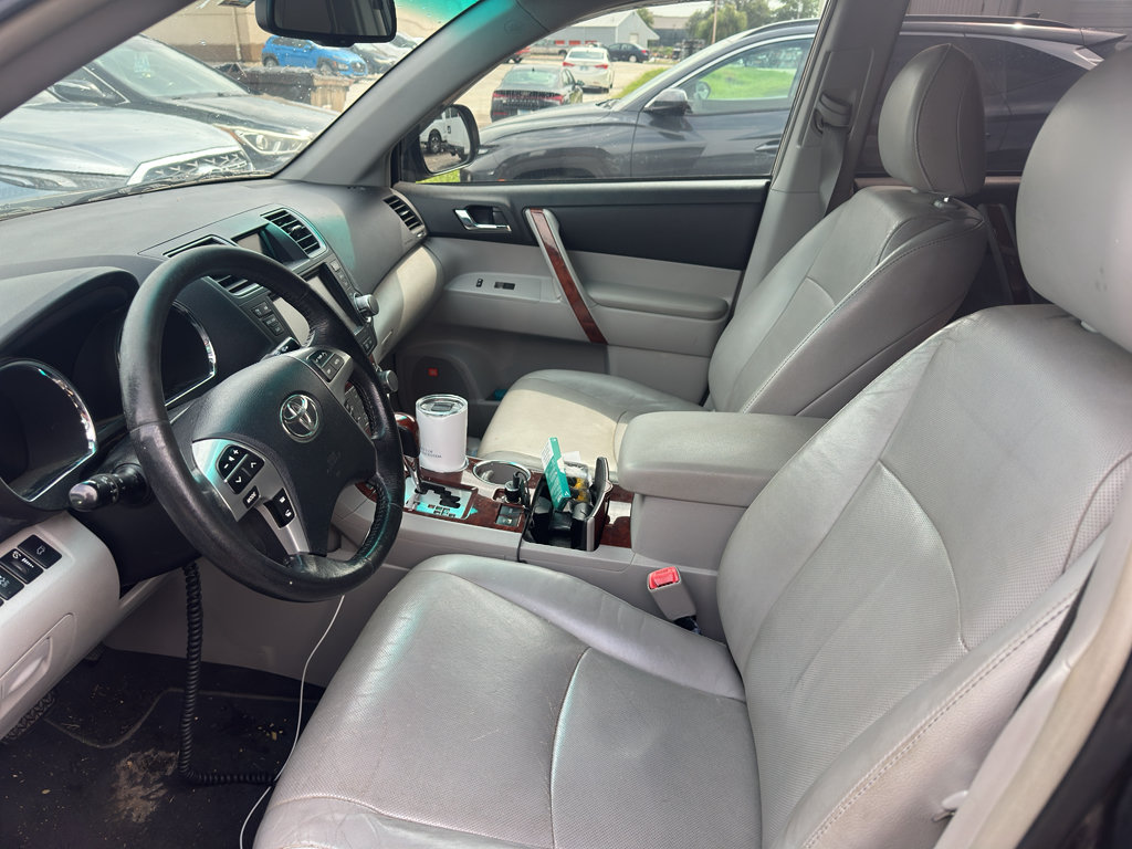Used 2011 Toyota Highlander Limited w/ Tow Pkg AWD/4WD image 5