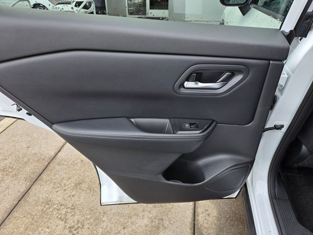 Used 2024 Nissan Rogue SV image 13