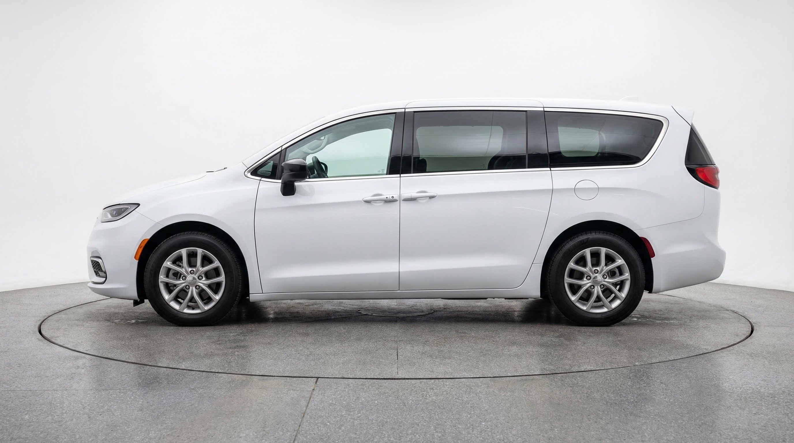 Used 2024 Chrysler Voyager LX image 5