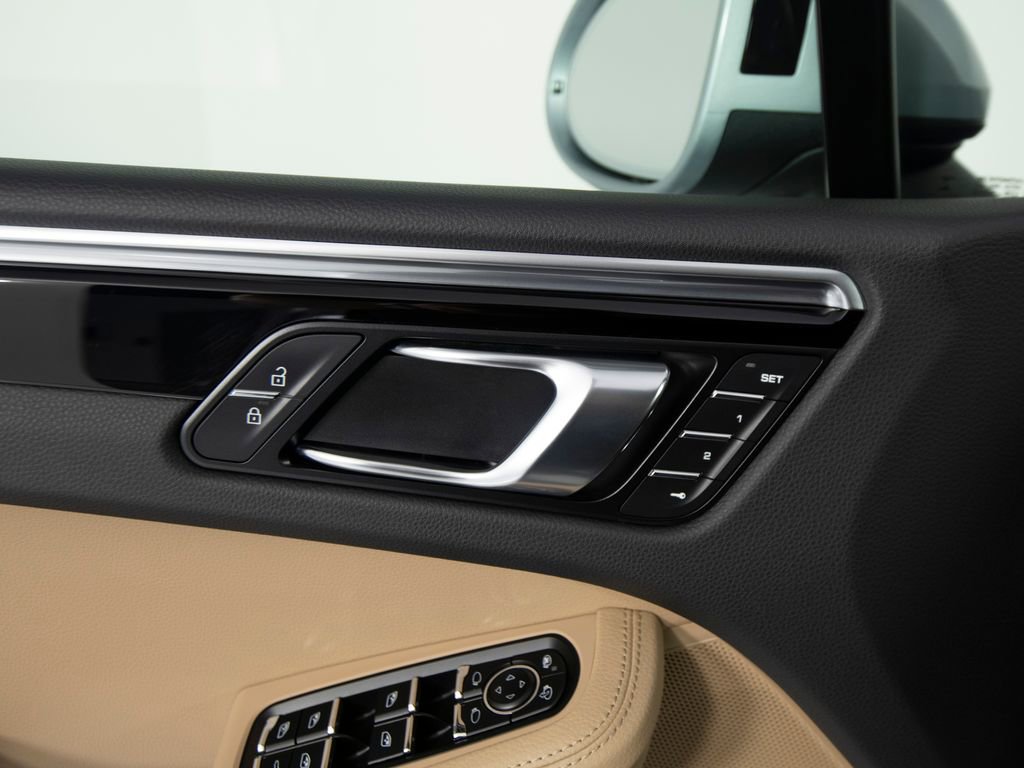 Certified 2019 Porsche Macan AWD/4WD image 20