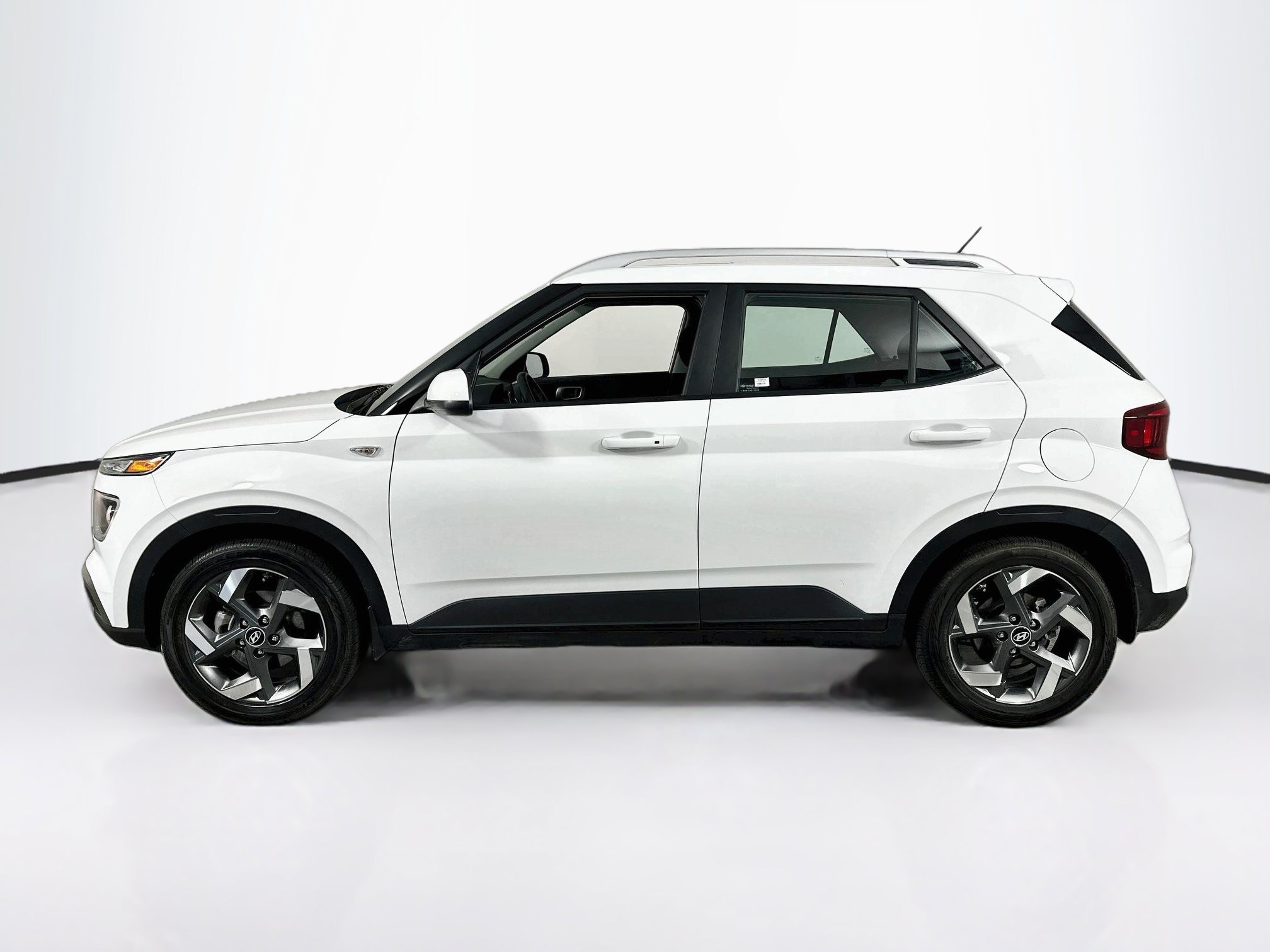 Used 2024 Hyundai Venue SEL FWD image 8