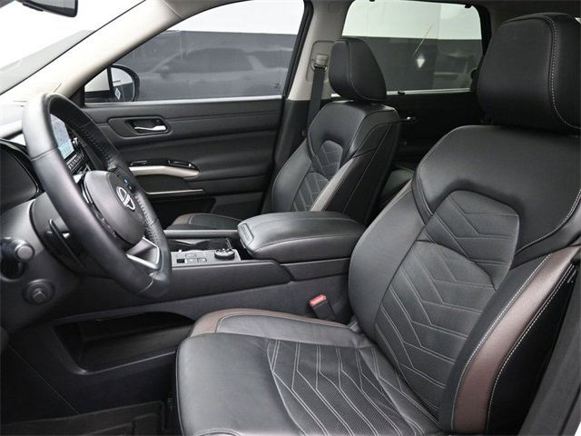 Used 2024 Nissan Pathfinder Platinum w/ Cargo Package image 14