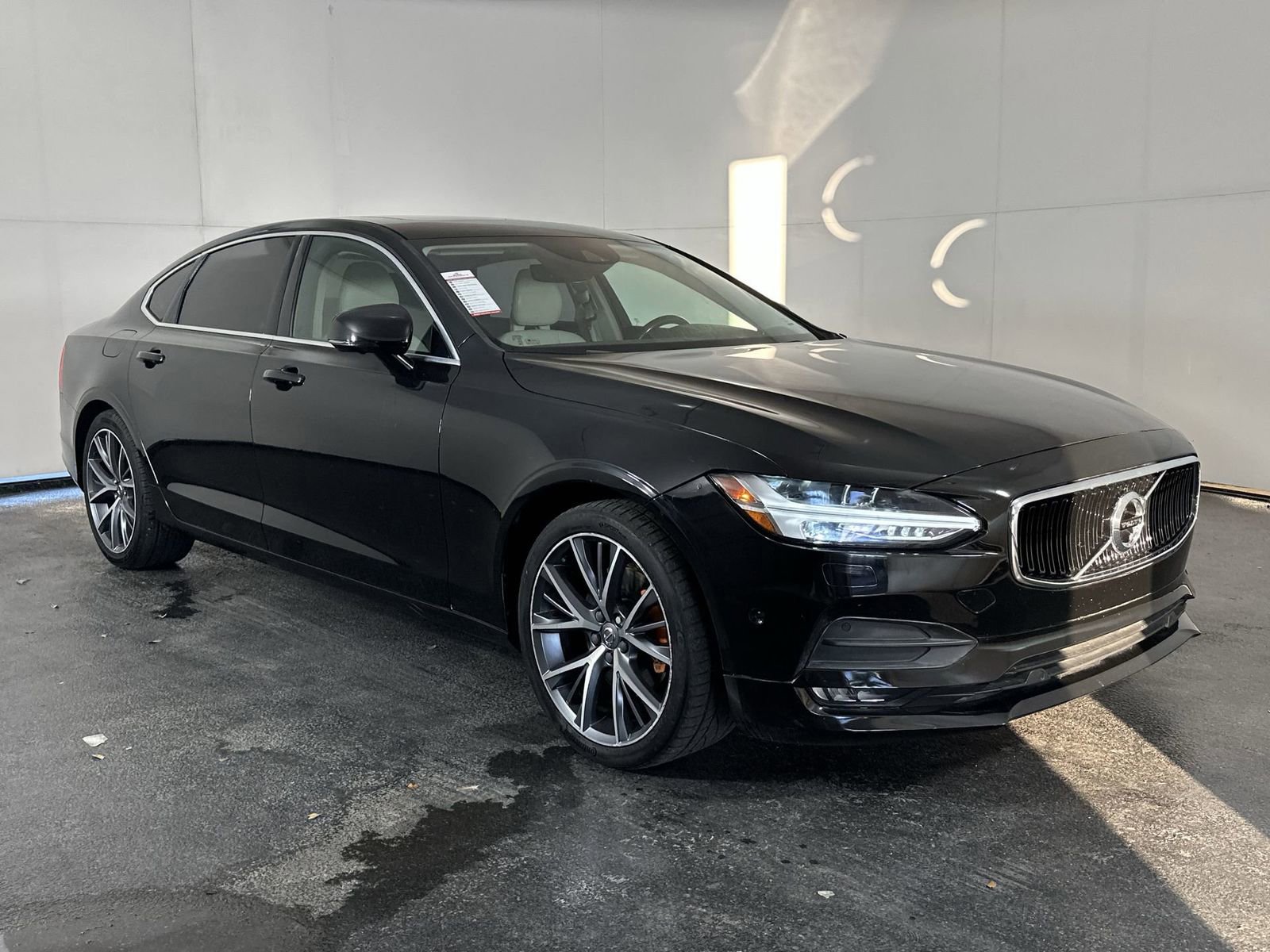 Used 2018 Volvo S90 T5 Momentum w/ Convenience Package image 2