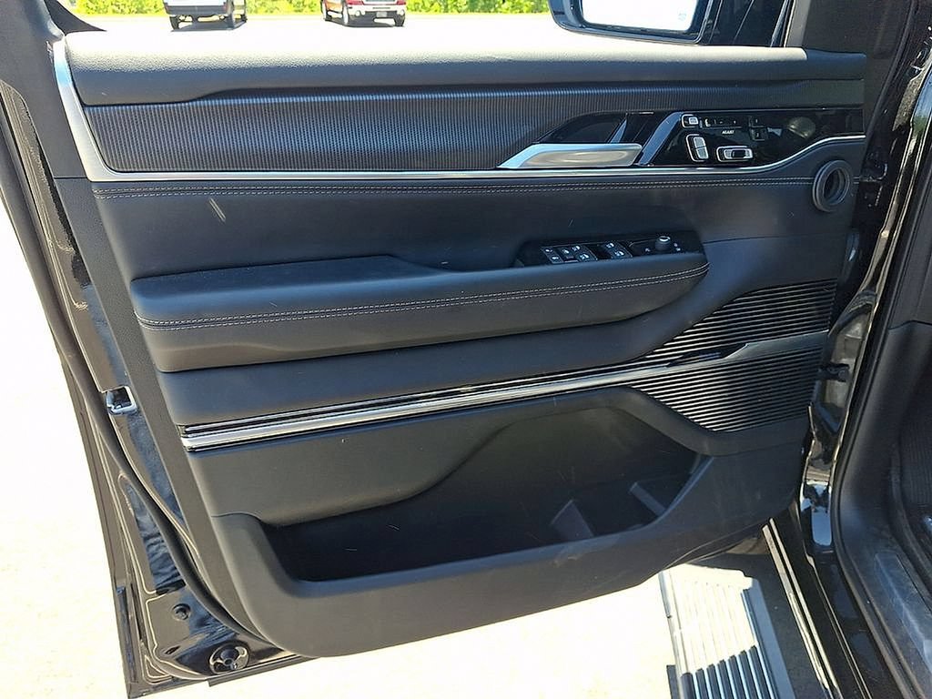 Used 2025 Jeep Grand Wagoneer Series II Obsidian w/ Quick Order Packagew 28T AWD/4WD image 12