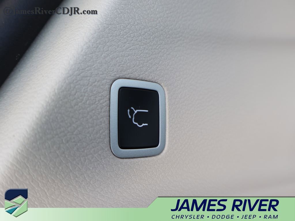 Used 2024 Chrysler Voyager LX image 16