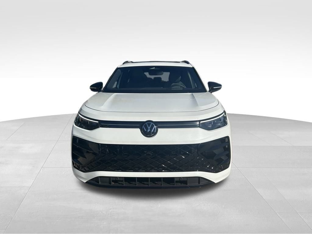 Certified 2025 Volkswagen Tiguan SE R-Line image 8