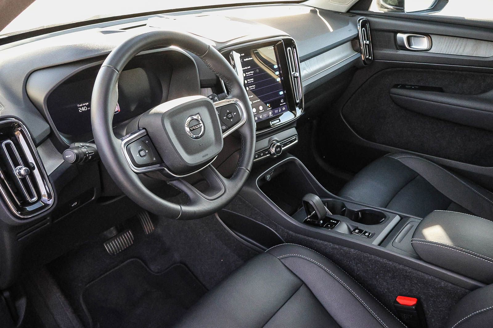 Used 2025 Volvo XC40 B5 Core image 30