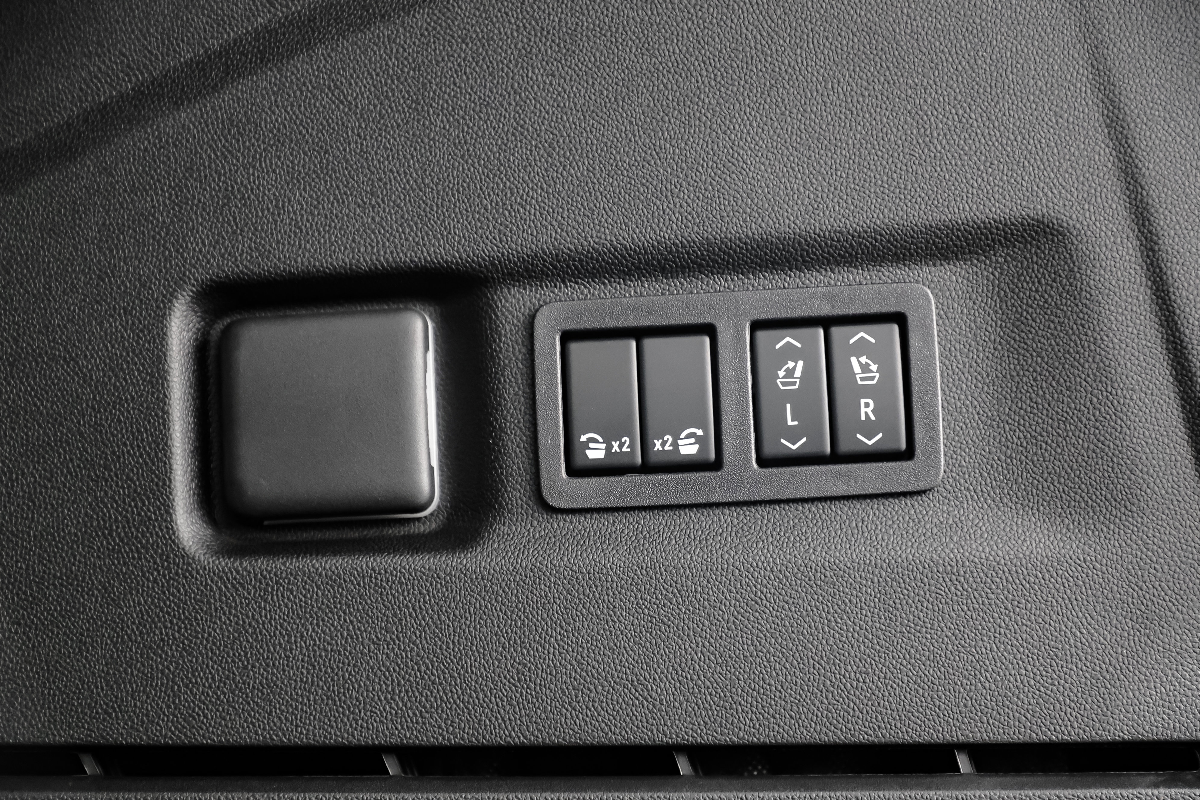 New 2026 GMC Yukon XL Denali image 12