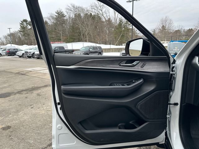 Certified 2025 Jeep Grand Cherokee Limited w/ MOPAR Finishing Package AWD/4WD image 25