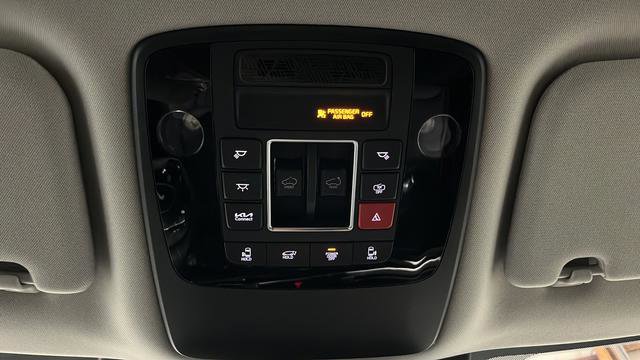 Certified 2025 Kia Carnival SX Prestige FWD image 36