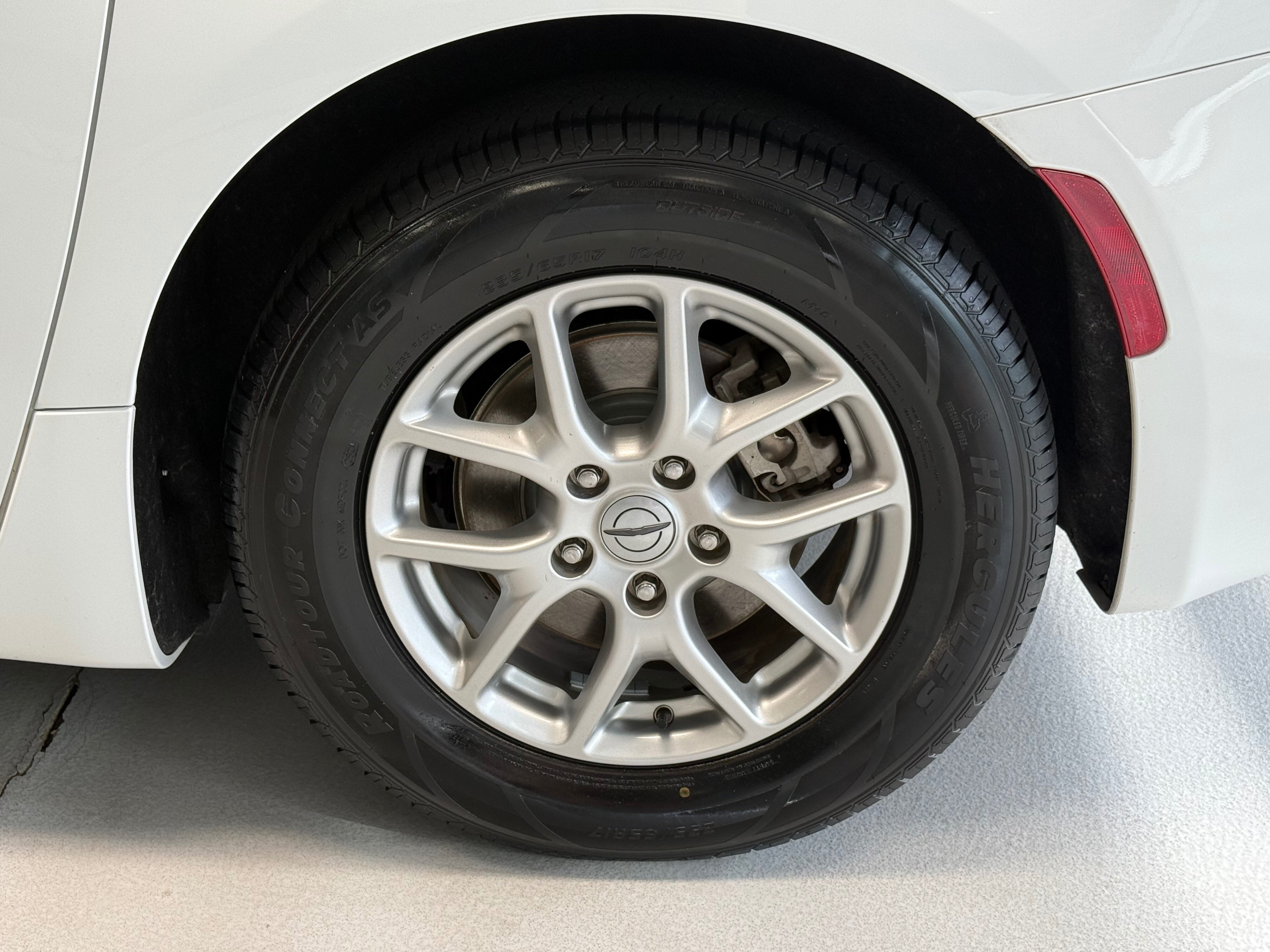 Certified 2023 Chrysler Voyager LX FWD image 4