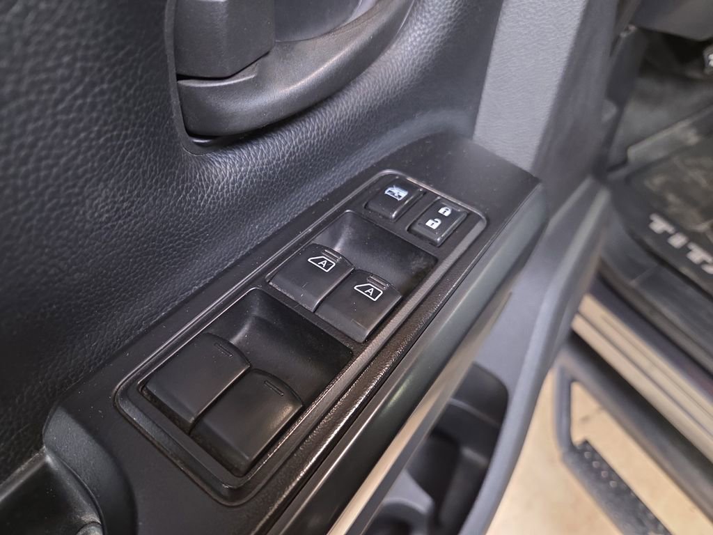 Used 2018 Nissan Titan S image 12