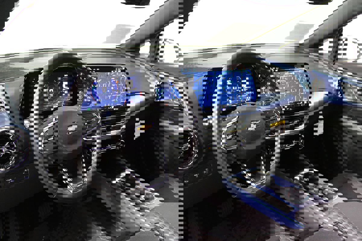 Used 2025 Chevrolet Equinox EV LT w/ Convenience Package image 7