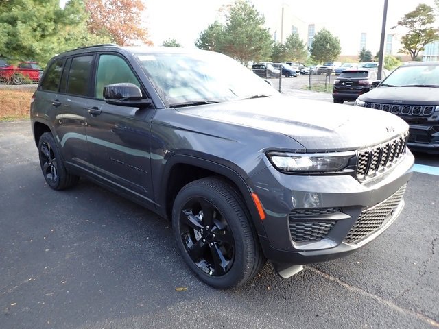 New 2025 Jeep Grand Cherokee Altitude image 8