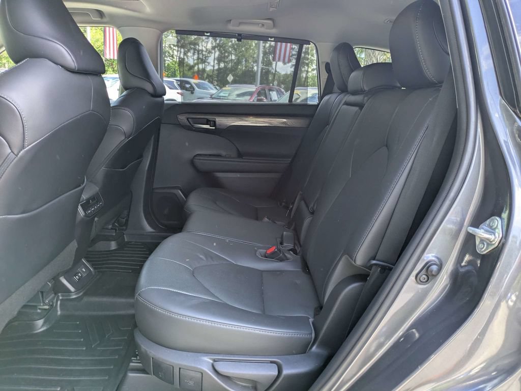 Used 2021 Toyota Highlander Limited FWD image 15