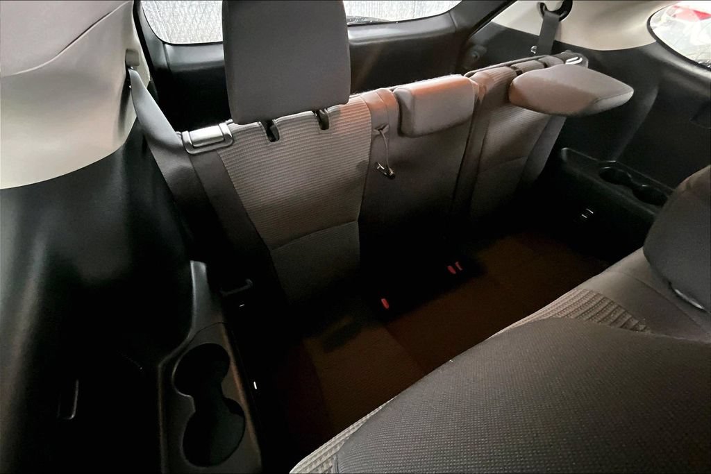Used 2025 Toyota Highlander LE FWD image 23