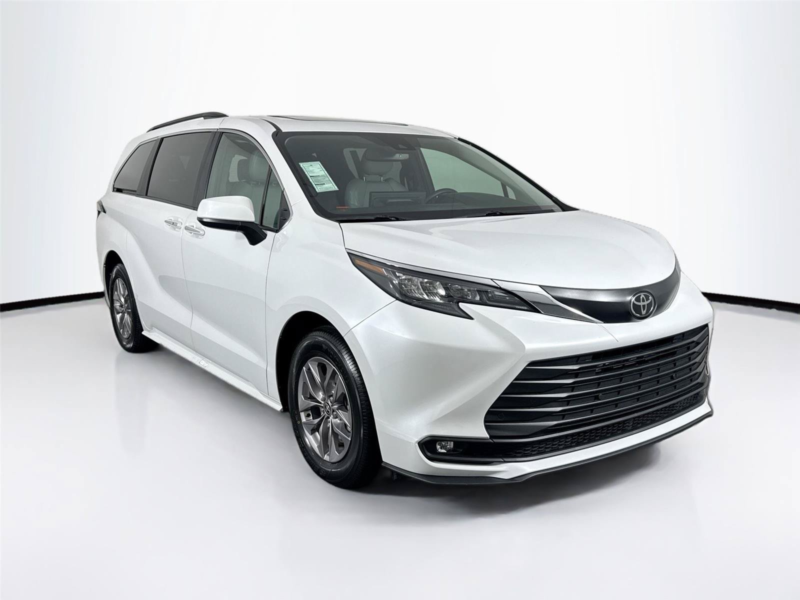 Certified 2026 Toyota Sienna XLE FWD image 10