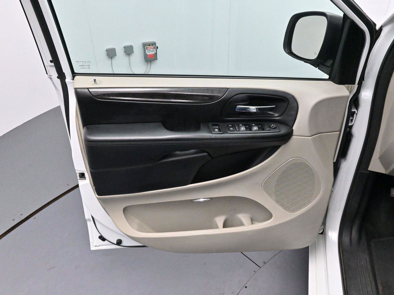 Used 2018 Dodge Grand Caravan SE w/ UConnect Hands-Free Group image 11