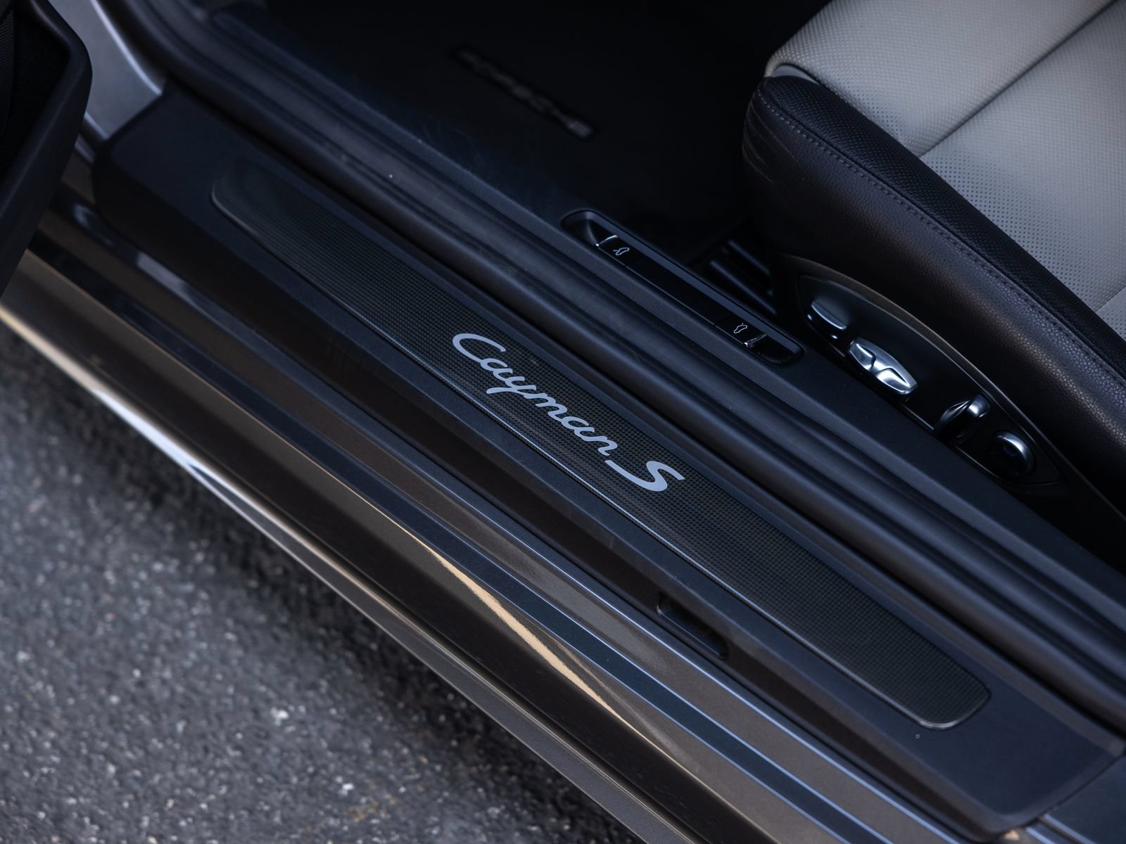 Certified 2024 Porsche 718 Cayman S RWD image 29