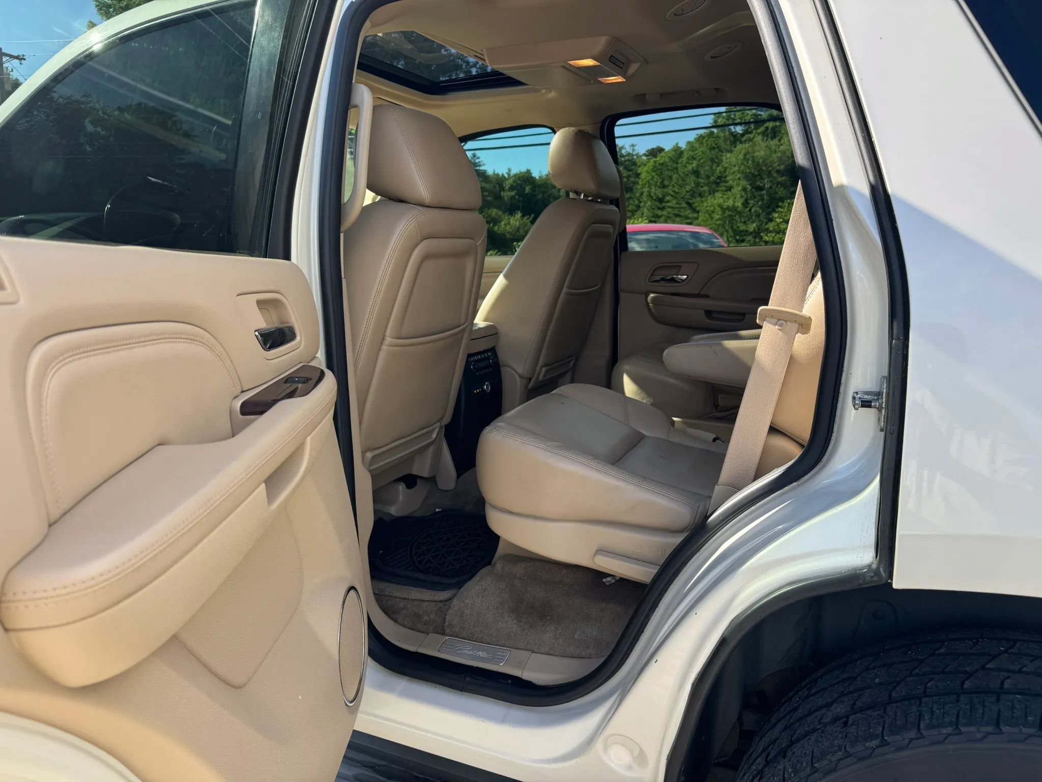 Used 2011 Cadillac Escalade Luxury AWD/4WD image 10
