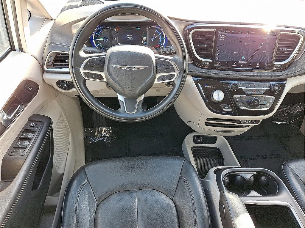 Used 2022 Chrysler Pacifica Touring-L w/ Uconnect Theater Family Group image 12