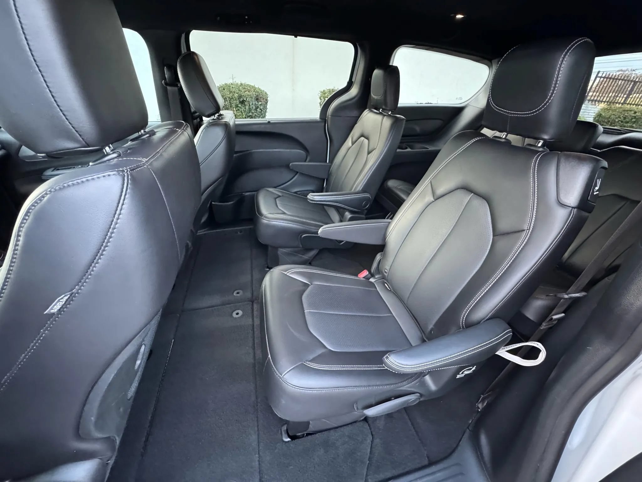 Used 2023 Chrysler Pacifica Touring-L w/ S Appearance Package FWD image 17