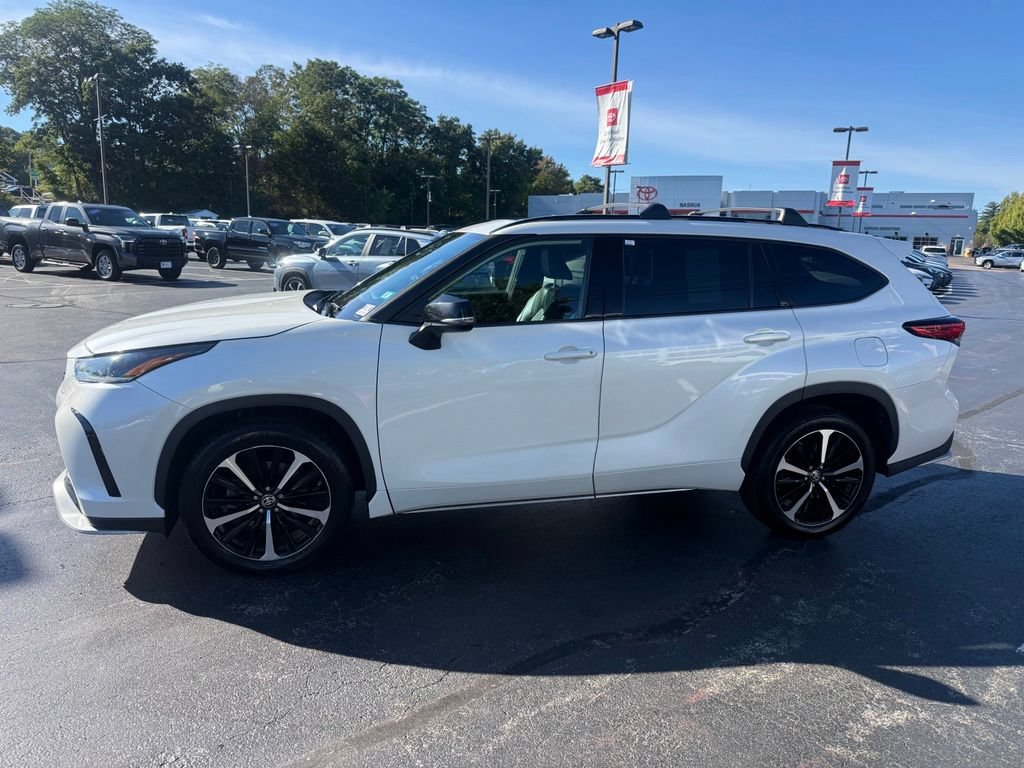 Used 2021 Toyota Highlander XSE AWD/4WD image 3