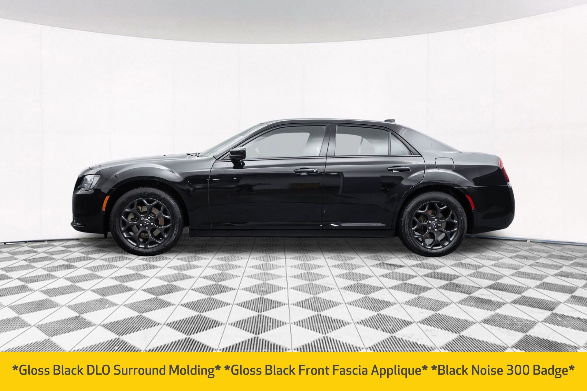 Used 2022 Chrysler 300 Touring w/ Sport Appearance Package image 7